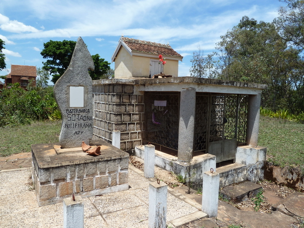 à IMERINTSIHADINO le Tombeau familial de Rakotondrabe Samuel fusillé à Ankatso par les français durant l insurrection sanglante de 1947 