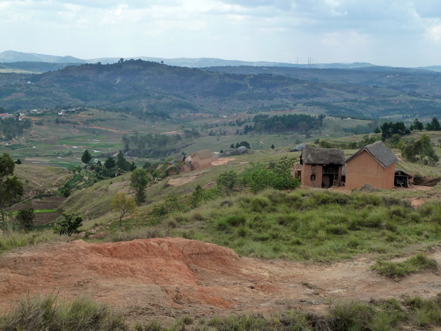 du sommet du massif Ambohidraondriana la colline sacrée Ambohidrabiby