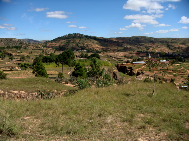 de Ambohitrontsy la colline boisée Antsahadinta