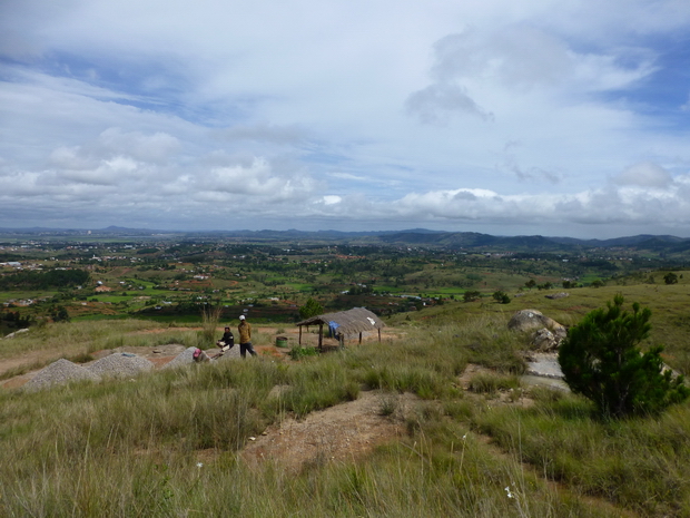 Du sommet du massif Ambohidraondriana la plaine entre Ivato et Ambohimanga