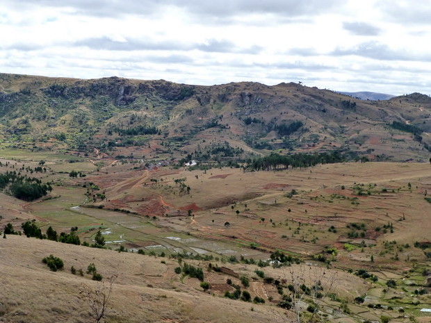 les villages de Ambohidrakitra et Ambohimanjaka aux pieds du Massif Ambatoantanina