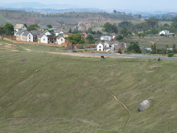 Dans la montée d' Imerikasinina est organisée par le club Auto Moto d’Antananarivo (AMA) une course de cote longue de 1400 m