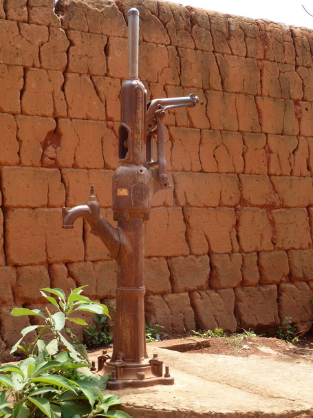 pompe à eau du siècle dernier