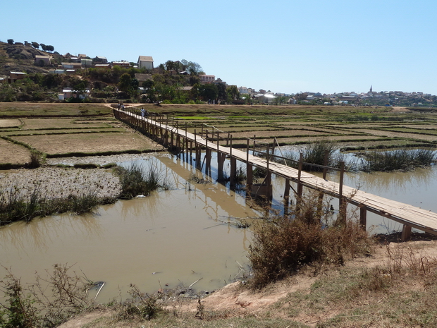 pont à hauteur de Antehiroka reliant la digue de ANKENIHENY
