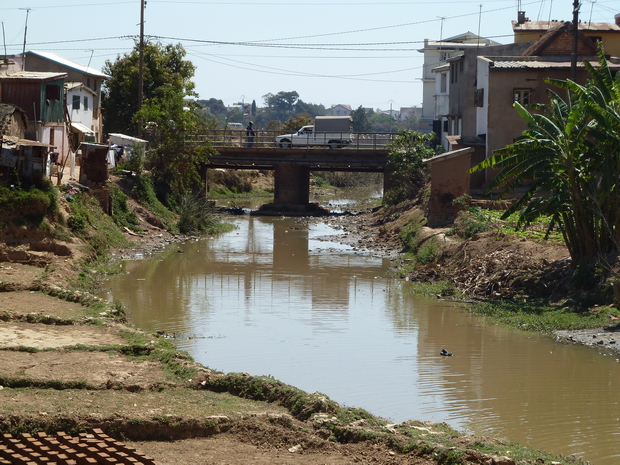 pont du village Avaratetezana " au nord du pont " qui enjambe la Mamba digue qui débouche sur la route communale à gauche Ambodimita ambohimanarina, à droite Avaratetezana Ivato