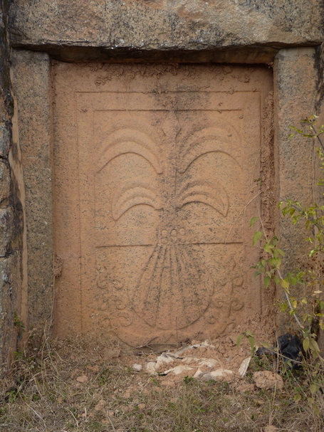 porte d'un tombeau du village Antanetibe