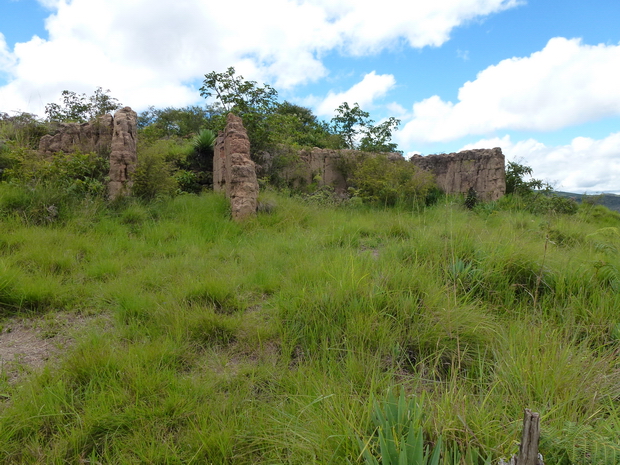 vestiges d' anciennes habitations