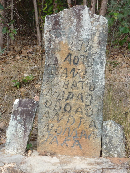 "1916 Tsangambato Ndrabobo ao Andranomanjaka" En souvenir de Ndrabobo du village de Andranomanjaka il est courant de rencontrer sur les chemins des stéles commémoratives