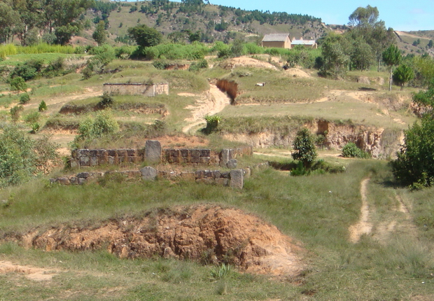 nombreux tombeaux pierres sèches prés d'Ambohitrontsy