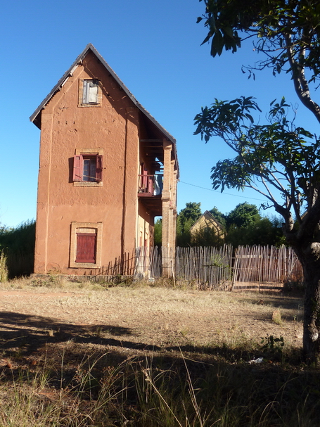 maison traditionnelle à 2 étages village d' Ambohitrantenaina 