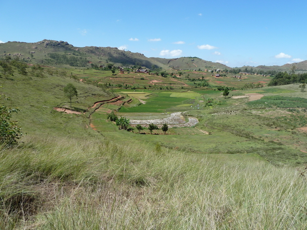 village Antsahamarivo<br>les sommets Ambatomalaza, Sambaina, Ambohitsoa