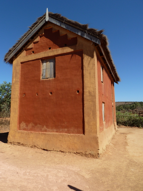 village d' Atsoina : les couleurs de la terre toujours omniprésentes