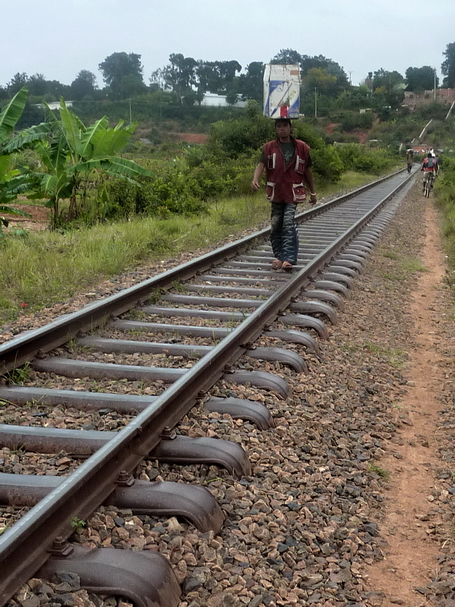 ligne de chemin de fer Gare Soarano, centre ville de Tana, vers Tamatave heureusement pas très fréquentée