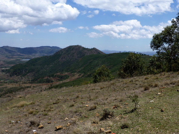 du sommet massif Tapoketsa le lac Amparihy et le Massif Marovitsika