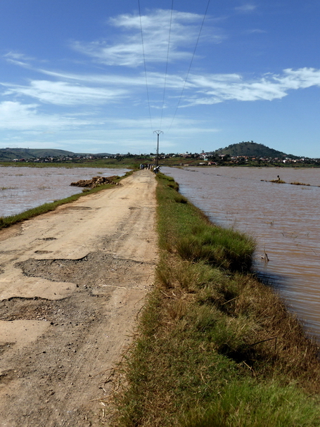 digue vers l'université lors des inondations de mars 2015