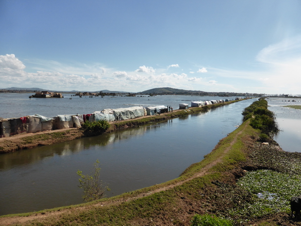 inondations mars 2015 route digue à hauteur d' Ambodimita