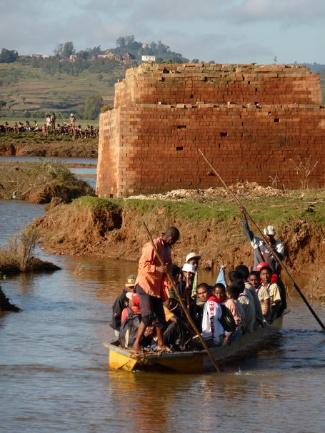 traversée lakana à Antanjondroa lors des inondations de mars 2015