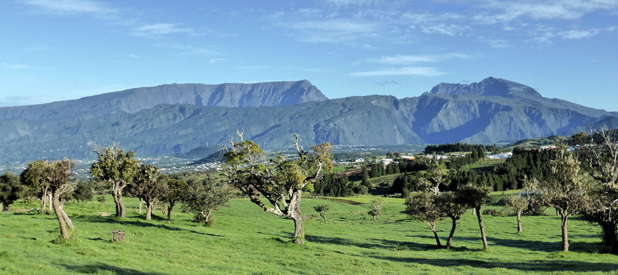 Circuits île de la Réunion, Île Bourbon itinéraires VTT VAE électrique : le piton des neiges pris de Notre Dame de la Paix