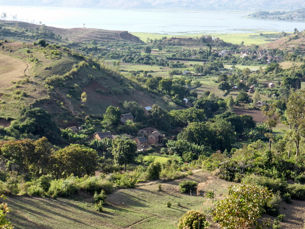 la source Masinandriana au pied de la colline au village Sahapetraka