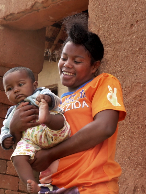 une mère et son enfant