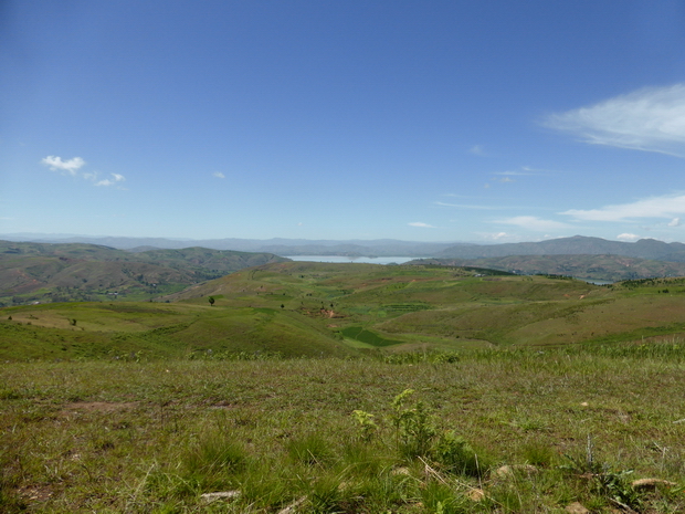 du sommet Akaroka au sud le lac Ampefy