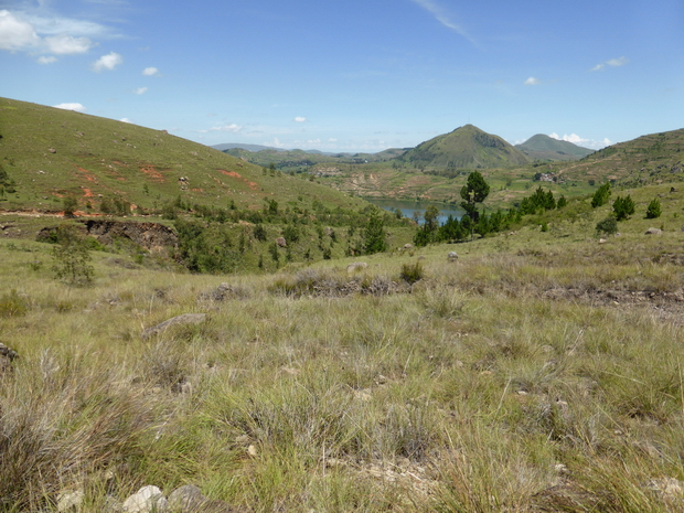 plateaux d'Antsahamaina descente vers le lac Hilempo