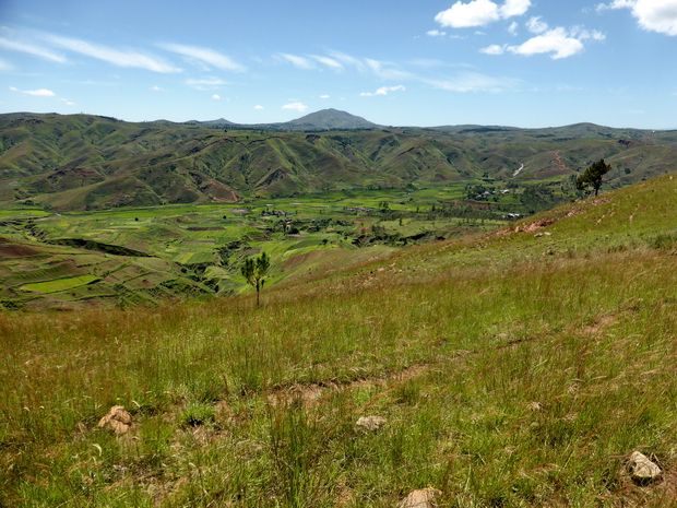 A l'Est la vallée de la Sahora, les villages Antaboaka et Antanikatsaka