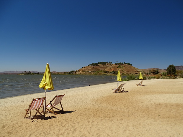 tour du massif Sarobaratra la plage Ampefy