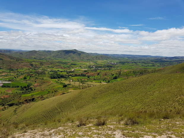 Au nord la RN 1 village de Mandrevo et Antanetimboahangy