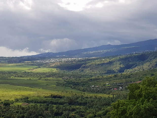 la route Tour des Roches au pied de la falaise