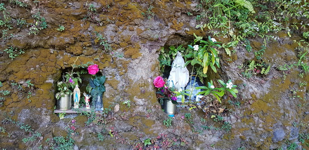 petite chapelle à même la roche