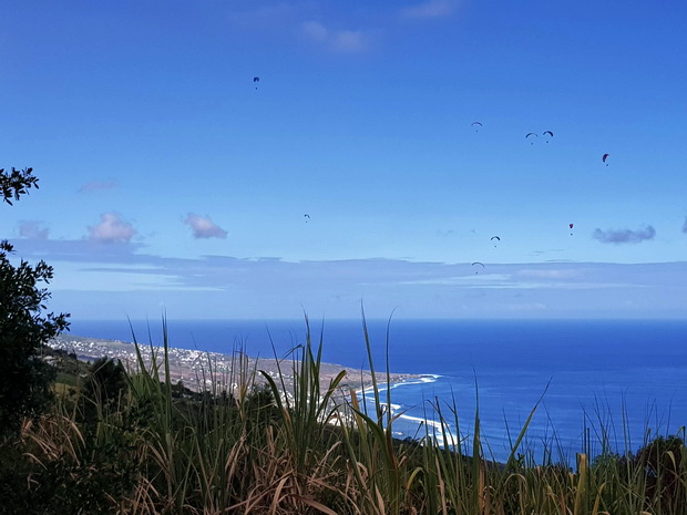 Parapentes survolant la Pointe des Chateaux