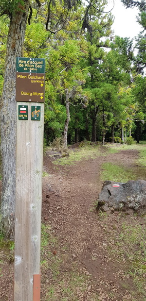 Aire d'accueil du Piton Sec départ de GR R2 vers Piton Guichard