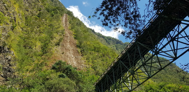 Pont qui enjambe la rivière à hauteur de la caverne de la Petite Ravine